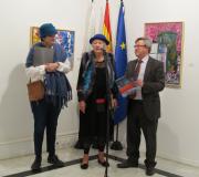 Las artistas plásticas Luisa Paz e Conchita (Concetta) Montenegro e o coordinador de Actividades Culturais da Casa, Ramón Jiménez, na presentación.