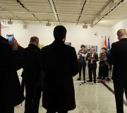 A presentación da mostra, desde atrás.
