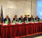 O presidente da Federación Nacional de Asociacións de Traballadores Autónomos, Lorenzo Amor, o deputado de Turismo da Deputación da Coruña, Xosé Regueira, a directora de Promoción de Turismo de Galicia, Carmen Pita, o delegado da Xunta, José Ramón Ónega, o alcalde de Muxía, Félix Porto, Francisco Canabal, do Clúster de Turismo de Galicia, e o presidente da Asociación Muxía Turismo R
