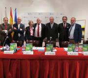 El presidente de la Federación Nacional de Asociaciones de Trabajadores Autónomos, Lorenzo Amor, el diputado de Turismo de la Diputación de A Coruña, Xosé Regueira, la directora de Promoción de Turismo de Galicia, Carmen Pita, el alcalde de Muxía, Félix Porto, el delegado de la Xunta, José Ramón Ónega, Francisco Canabal, del Clúster de Turismo de Galicia, y el presidente de la Asociaci