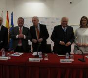 O presidente da Fundación Humans, Julio Zarco, o presidente de Asomega, Julio Ancochea, o delegado da Xunta/director da Casa de Galicia, José Ramón Ónega, o presidente de honra do Comité Internacional de Asomega, Enrique Iglesias, e a responsable de Formación e Calidade do Centro de Humanización da Saúde, Cristina Muñoz, jpg