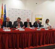 Na mesa do coloquio, o presidente da Fundación Humans, Julio Zarco, o presidente de Asomega, Julio Ancochea, o delegado da Xunta/director da Casa de Galicia, José Ramón Ónega, o presidente de honra do Comité Internacional de Asomega, Enrique Iglesias, e a responsable de Formación e Calidade do Centro de Humanización da Saúde, Cristina Muñoz, jpg