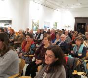 O tema e os relatores atraeron a numeroso público, que encheu a sala. jpg