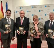 1. De esquerda a dereita, o escritor Rogelio Sánchez Molero, o delegado da Xunta en Madrid e director da Casa José Ramón Ónega, a autora Julia Sáez-Angulo e o editor José Luis Pardo Caeiro.