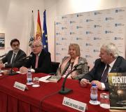 2. Na mesa, o escritor Rogelio Sánchez Molero, o delegado da Xunta en Madrid José Ramón Ónega, a autora Julia Sáez-Angulo e o editor José Luis Pardo Caeiro, co libro en primeiro termo.