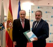 1. O delegado da Xunta en Madrid José Ramón Ónega co director de INADE Adolfo Campos quen lle entregou as publicacións da fundación para a biblioteca da Casa de Galicia.