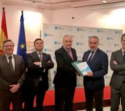 2. De esquerda a dereita o coordinador de Actividades da Casa Ramón Jiménez, o director de Proxectos de Inade  Modesto González, o delegado da Xunta en Madrid José Ramón Ónega, o director de Inade Adolfo Campos e Fernando Peña director da Cátedra Fundación Inade-UDC: A xestión do risco e do seguro.