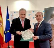 2. O alcalde de Camariñas Manuel Valeriano Alonso fixo entrega ao delegado da Xunta José Ramón Ónega dunha peza conmemorativa da Mostra de 2017.