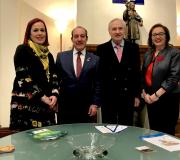 3. A concelleira de Cultura Sandra Insua, o alcalde Manuel Valeriano Alonso, o delegado da Xunta José Ramón Ónega, e a presidenta da Mostra Dolores Lema co material gráfico da zona.