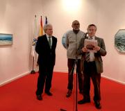 3. O escritor e exministro César A. Molina co artista Keith L. Boyd e o coordinador de Actividades da Casa Ramón Jiménez no acto de inauguración.