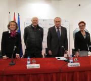 A exministra Cristina Alberdi, o presidente do Consejo de Estado, José Manuel Romay, o delegado da Xunta e director da Casa de Galicia, José Ramón Ónega, e aa escritora María Luisa Maillard, inmediatamente antes de comezar a presentación da biografía.