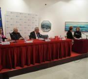 A exministra Cristina Alberdi, o presidente do Consejo de Estado, José Manuel Romay, e o delegado da Xunta e director da Casa de Galicia, José Ramón Ónega, seguen o diálogo  dramatizado que a escritora María Luisa  Maillard e a artista Natalia Velasco interpretan nos papeis de Juan de Veiga e Concepción Arenal.