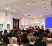 4. A mesa dos intervenientes na inauguración cos profesionais das EFAs que proceden de sete comunidades.jpg