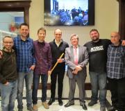 O coordinador de Actividades, Ramón Jiménez, con Rafael Carracedo -coa  requinta na man- e os músicos que lle acompañaron. Na pantalla pódese ver o público da sala contigua.