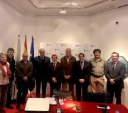 1. O coordinador de Actividades da Casa Ramón Jiménez (centro) co relator José M.ª Peláez (cuarto pola esquerda)  e o xerente de Llardy Daniel Marugán (á dereita) con membros do Club de Esgrima Ateneo, que acudiron á Casa de Galicia para escoitar ao conferenciante que tamén é especialista en armas e que nesta ocasión falou sobre o enigmático Marqués de Salamanca.
