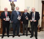 O editor Daniel Fernández, o escritor José de Cora, o conde de Fontao, José Manuel Romero, e o delegado da Xunta, José Ramón Ónega, pousan ante a cheminea da Casa coa última novela de De Cora.