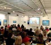 4. A Sala B foi habilitada cunha pantalla para que os numerosos asistentes puidesen seguir a presentación da  novela de Pilar Cernuda.
