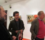 J. Méndez e Julio Ayaso (á drta.) interesándose polas obras expostas, acompañados por un familiar do segundo.
