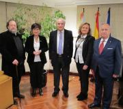 O pintor J. Méndez, a delegada de Andalucía, Candela Mora, o delegado da Xunta, José Ramón Ónega, Pastora, a muller do pintor, e o doutor José Carro.