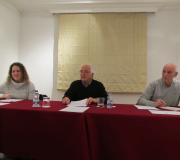 Na mesa presidencial, flanquean ao presidente de  Fagama,  Ovidio Cadenas, a tesoureira, Nuria Fernández, e o secretario, Fernando Gómez.