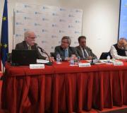 José Ignacio Cadenas atentamente escoitado polos seus compañeiros de mesa, Ramón Jiménez, Vicente Araguas e Antonio Polo.