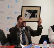 Vicente Araguas mostra unha obra de José Antonio Cadenas.