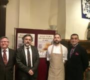 1. De esquerda a dereita, o coordinador de Actividades Ramón Jiménez, o alcalde de As Neves Xosé Manuel Rodríguez Méndez, o chef Fran Sotelino e Alejandro Martínez da Cooperativa de Requeixo de As Neves.