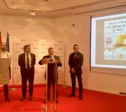 2. Na presentación, o chef Fran Sotelino, o alcalde de As Neves Xosé Manuel Rodríguez Méndez, o coordinador de Actividades Ramón Jiménez e Alejandro Martínez da Cooperativa do Requeixo.