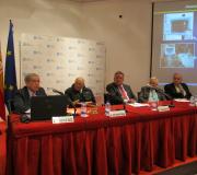 O doutor Francisco Ruza impartindo a conferencia, seguido con atención polo presidente do Consello de Estado, José Manuel Romay Beccaría, os doutores Julio Ancochea e Miguel Carrero e o delegado da Xunta, José Ramón Ónega.jpg