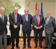 O notario Victorio Magariños, o delegado da Xunta,  José  Ramón Ónega, e os doutores  Francisco Ruza,  Julio Ancochea e  Miguel Carrero pousan antes de comezar a conferencia.jpg