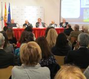 LA conferencia do doutor Ruza atraeu o interese dun centenar de persoas que acudiu á Delegación da Xunta para escoitala.jpg