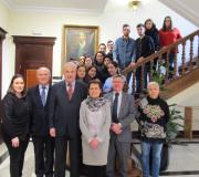 O delegado da Xunta, José Ramón Ónega -en primeira fila, terceiro pola izda-, con estudantes da  EFA- Piñeiral, o representante de  Aegama, José Cerdeira, o coordinador de Actividades da Casa, Ramón Jiménez, e as  formadoras Rocío Agra e  Mary Espiñeira.jpg