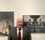 1. Manuel Pombo con dúas das imaxes de Ferrol que forman parte da mostra.