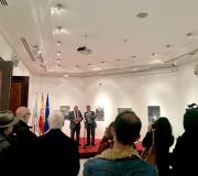 3. Pombo e Jiménez no acto de inauguración da mostra fotográfica sobre Ferrol con parte do público que acudiu á Casa de Galicia.