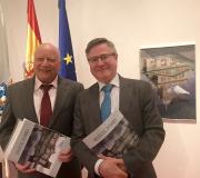 5. O autor, Manuel Pombo, e o coordinador de Actividades da Casa, Ramón Jiménez,  co catálogo da mostra ante a obra CONCELLO DE FERROL.