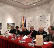 2. Na mesa, de esquerda a dereita, Antón M. Pazos, Milagrosa Romero, Romay Beccaría, José Ramón Ónega, José Andrés Gallego e Ramón B. Rodríguez, co libro en primeiro termo.