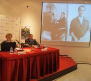 María de la Figuera, na súa disertación, acompañada por Ramón Jiménez, cunha proxección de García Lorca.