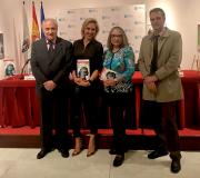 2. Ante a mesa, de esquerda a dereita, o delegado da Xunta José Ramón Ónega, a xornalista e escritora Marta Robles, a autora Milagros Frías, e o editor Miguel Ángel Matellanes.