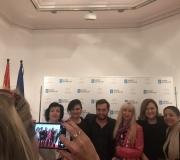 6. Unha vez finalizado o acto moitas persoas quixeron retratarse con Rubén Riós no photocall da Casa de Galicia.