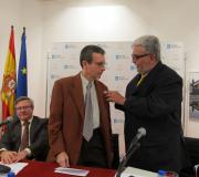 O presidente da Asociación de Amigos de los Caminos de Santiago de Madrid, Jorge Martínez-Cava, impón o pin de prata da entidade ao seu presidente de honra, José Antonio Ortiz.
