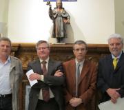 O presidente da Federación Española de Asociaciones del Camino de Santiago, Luis Gutierrez Perrino, o coordinador de Actividades da Casa, Ramón Jiménez, o presidente de honra e o presidente da Asociación de Amigos de los Caminos de Santiago de Madrid, José Antonio Ortiz e Jorge Martínez-Cava, respectivamente, pousan ante a cheminea da Casa.