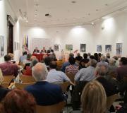 A sala, durante a homenaxe, vista desde atrás.