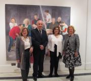 A catedrática María Esther Coladas, o delegado da Xunta, José Ramón Ónega, a pintora Soledad Fernández e a directora do Grupo pro Arte y Cultura, Mayte Spínola, ante a obra protagonista da exposición.