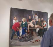 Un home admira a obra principal da exposición.