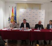 Mesa presidencial da asemblea. De esda. a dta., os doutores Adolfo de la Fuente, Julio Ancochea, Aniceto Charro e Inmaculada Ramos.