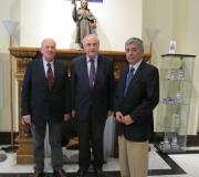 O catedrático Antonio Domínguez Rey, o delegado da Xunta, José Ramón Ónega, e o catedrático e decano da Facultade de Filoloxía da UNED, Julio Neira, pousan ante a cheminea da Casa.