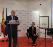 O delegado da Xunta, José Ramón Ónega, e Melodi Parga, na presentación do documental.