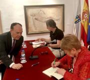 6. A autora Pepa Nieto, asinando exemplares do seu libro.