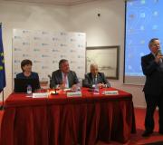 Ramón Jiménez presenta o acto, en presenza dos seus protagonistas, os doutores Ana Fernández-Teijeiro, conferenciante, Julio Ancochea e Miguel Carrero.