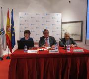 Os doutores Ana Fernández-Teijeira (conferenciante), Julio Ancochea e Miguel Carrero, na mesa presidencial.